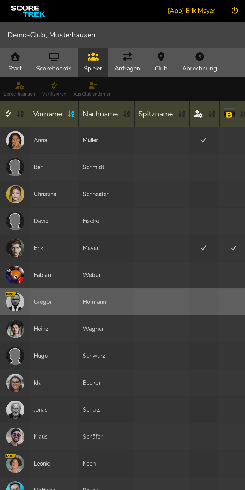 Spielerliste mit Filter-Möglichkeiten nach Spitzname, E-Mail, Verifizierung und Aktivierung.
