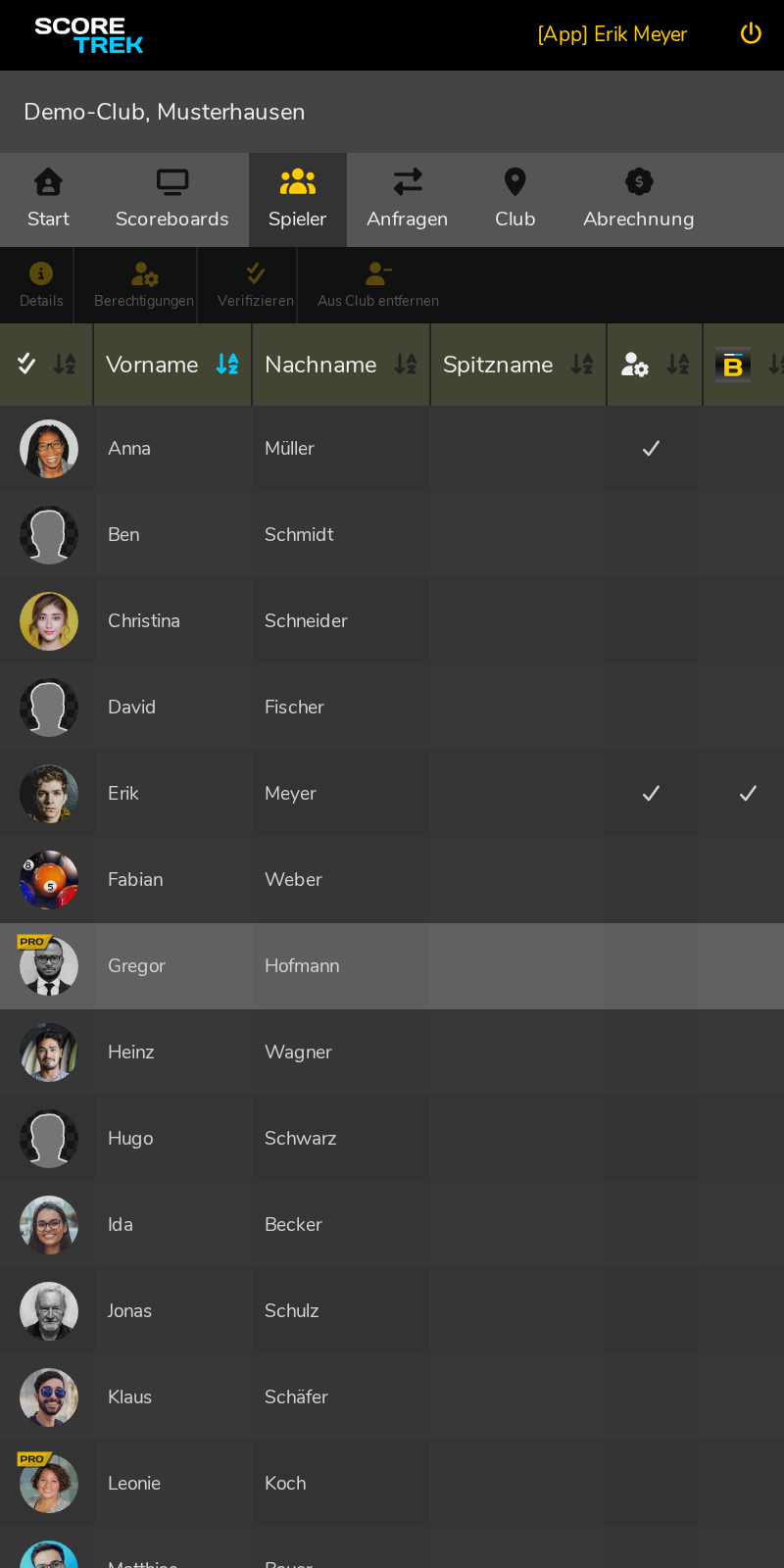 Spielerliste mit Filter-Möglichkeiten nach Spitzname, E-Mail, Verifizierung und Aktivierung.